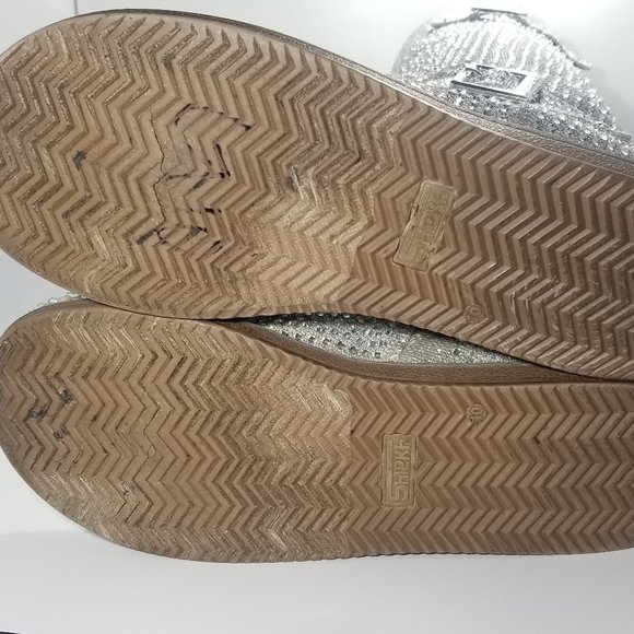 Bringing the bling! Shiekh knee length fur-lined boots and True Religion tee. - Picture 13 of 16